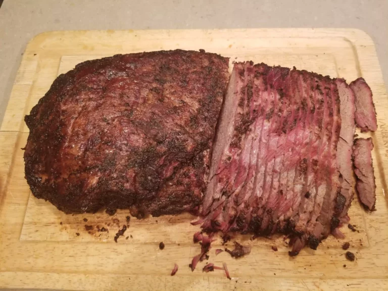 steak chopped in slices on a chopping board